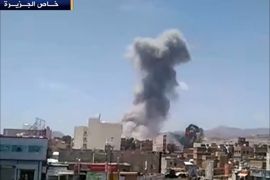 صور خاصة تظهر شن طائرات التحالف غارة ثانية على منزل الرئيس اليمني المخلوع علي صالح في العاصمة صنعاء