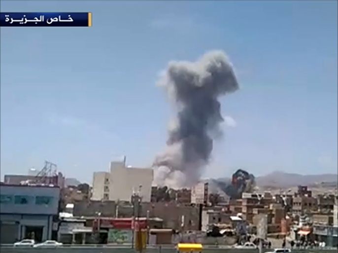 صور خاصة تظهر شن طائرات التحالف غارة ثانية على منزل الرئيس اليمني المخلوع علي صالح في العاصمة صنعاء