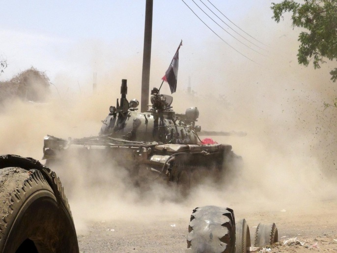 دبابة تابعة للمقاومة الشعبية تطلق قذيفة في عدن قبل أيام (رويترز)