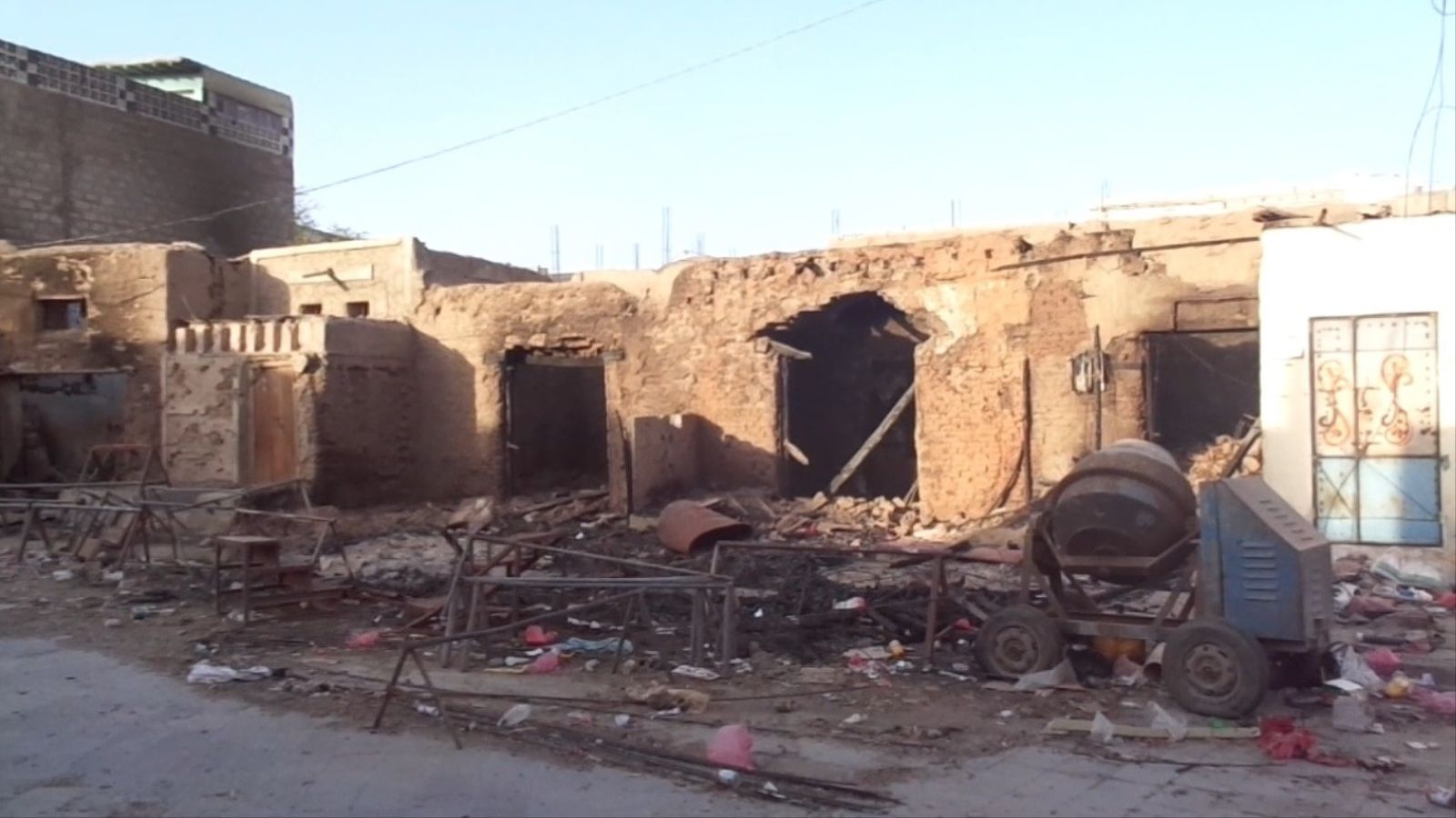 المواجهات في مدينة الحوطة خلفت دمارا واسعا في ممتلكات المواطنين (الجزيرة)