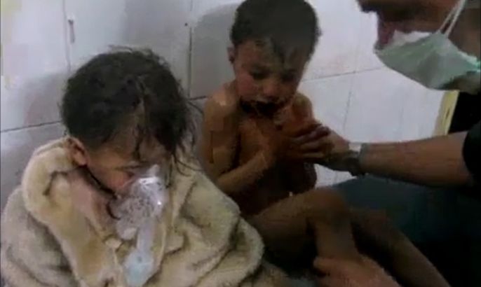 أطفال مصابون بغاز الكلور في مدينة سراقب بريف إدلب