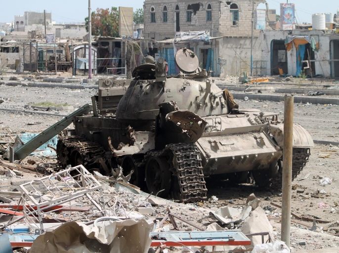 A picture taken on May 22, 2015, shows a destroyed tank in the Dar Saad neighbourhood of the southern Yemeni city of Aden.  AFP PHOTO / SALEH AL-OBEIDI