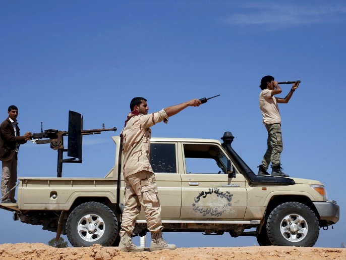 ‪مقاتلون من فجر ليبيا يراقبون أماكن يتمركز فيها مقاتلو تنظيم الدولة قرب مدينة سرت قبل ثلاثة أيام‬ مقاتلون من فجر ليبيا يراقبون أماكن يتمركز فيها مقاتلو تنظيم الدولة قرب مدينة سرت قبل ثلاثة أيام (رويترز)