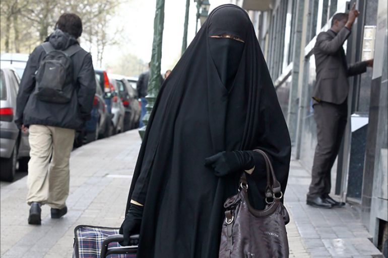 epa02133521 A muslim woman dressed in niqab (veil which covers the body and leaves only a small strip for the eyes) walks through the streets of Brussels, Belgium, 27 April 2010. Last month, the chamber commission Interior Affairs (Binnenlandse zaken - Commission de l'Interieur) voted on a proposal of law to ban 'clothing that makes it impossible to identify a person', focussing on burqa and niqab veils. The law has not been voted in the plenary session of the chamber yet. EPA/JULIEN WARNAND BELGIUM OUT
