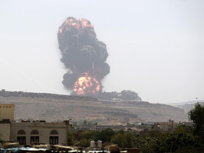 Smoke billows following an air-strike by the Saudi-led coalition on an army arms depot, now under Shiite Huthi rebel control on May 22, 2015 east of the Yemeni capital Sanaa. The Saudi-led coalition has waged an air campaign against the Huthis since March 26 in an effort to restore the authority of Hadi, who has fled to Riyadh with members of his government. AFP PHOTO / MOHAMMED HUWAIS