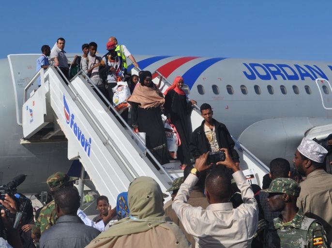 لقطات من وصول العائدين الصوماليين وبعض اليمنيين إلى مطار مقديشو