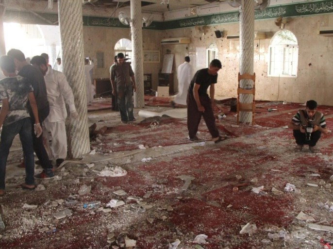 People examine the debris after a suicide bomb attack at the Imam Ali mosque in the village of al-Qadeeh in the eastern province of Gatif, Saudi Arabia, May 22, 2015. A suicide bomber killed 21 worshippers during Friday prayers in the packed Shi'ite mosque in eastern Saudi Arabia, residents and the health minister said, in an attack claimed by the Islamic State militant group. REUTERS/Stringer