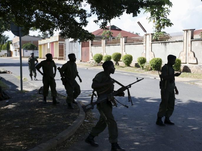 ATTENTION EDITORS - VISUAL COVERAGE OF SCENES OF DEATHSoldiers, loyal to President Pierre Nkurunziza, walk past the body of a soldier, loyal to the coup leader, at a street in Bujumbura, Burundi, May 14, 2015. The head of Burundi's army said on Thursday that an attempted coup had failed and forces loyal to President Pierre Nkurunziza were in control but heavy gunfire in the capital suggested the battle for power was not yet over. REUTERS/Goran Tomasevic TPX IMAGES OF THE DAY