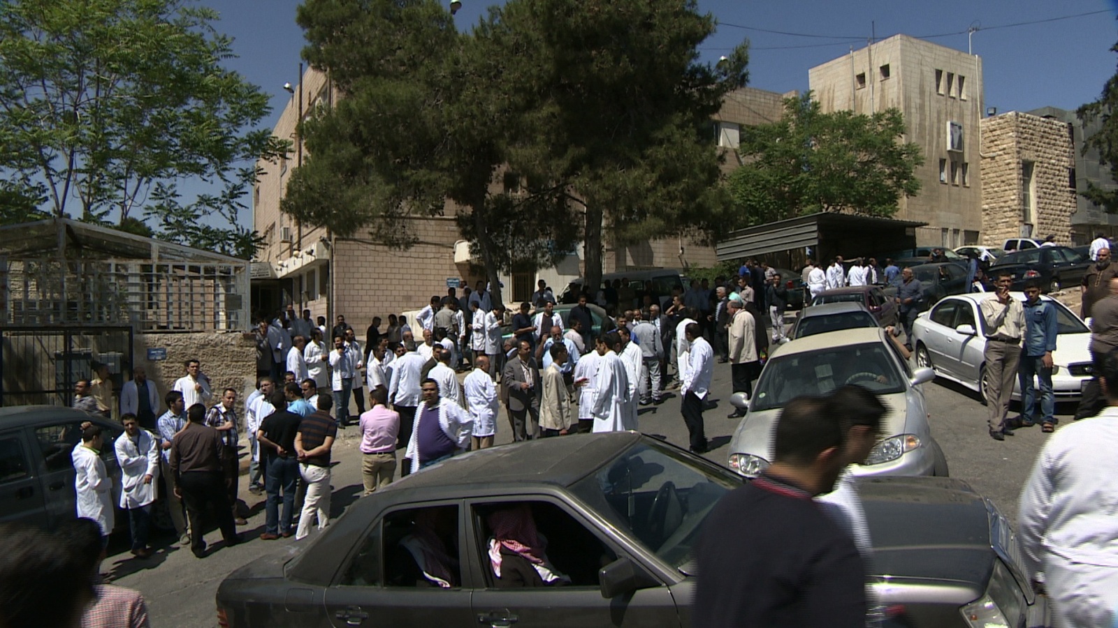 اعتصام أطباء أردنيين أمام مستشفى البشير الحكومي احتجاجا على مقتل زميل لهم(الجزيرة)