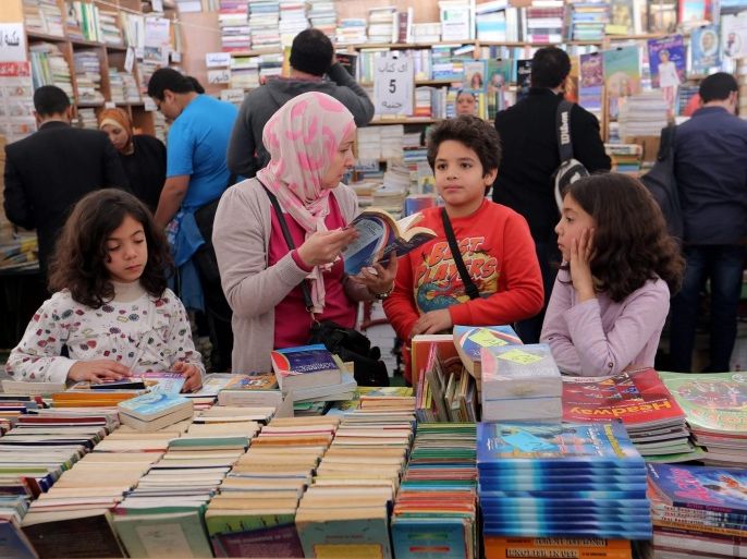 Egyptians look at books at the 46th Cairo International Book Fair at Nasr City district, Cairo, Egypt, 02 February 2015. Some 850 publishing houses from 27 countries are participating in the fair running until 12 February.