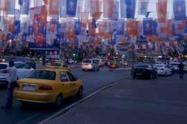 علام ورايات الأحزاب المتنافسة بالانتخابات البرلمانية تكسو شوارع إسطنبول