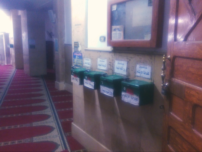 صناديق لجمع التبرعات في أحد مساجد مصر(الجزيرة)