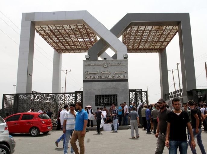 السلطات المصرية تفتح معبر رفح في اتجاه واحد لمرور العالقين