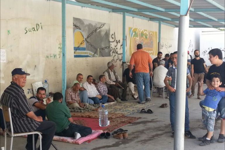معتصمين من فلسطينيي سوريا في مخيم البداوي شمال لبنان امام مدرسة مجدو التابعة لوكالة الغوث احتجاجا على قطع مساعدات مالية ايار 2015