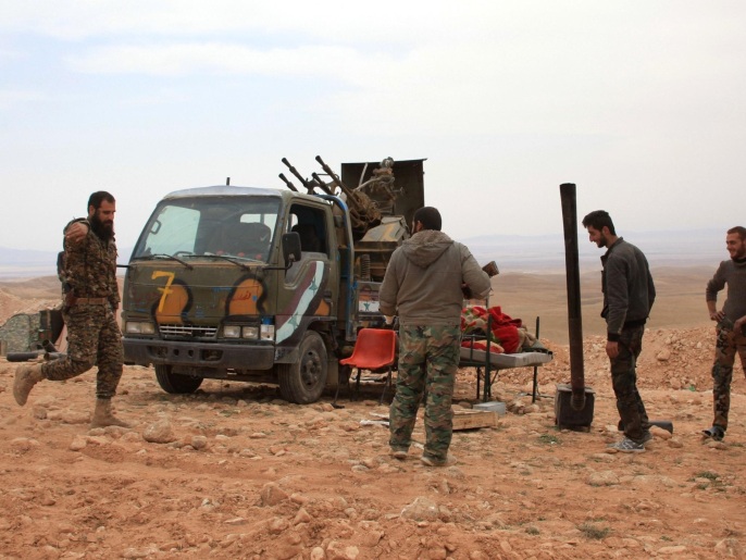 ‪جنود النظام يحاولون صد هجمات تنظيم الدولة قرب مدينة تدمر‬ (غيتي)