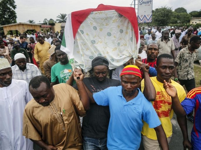Burundian Muslim men carry a casket containing the body of the slain leader of the opposition party Union for Peace and Development (UPD), Zedi Feruzi, who had been shot dead together with his bodyguard a day before in Ngagara district of the capital Bujumbura, Burundi, 24 May 2015. Thousands of Burundian Muslims took part in a funeral service and a peaceful protest on 24 May, as protesters against President Pierre Nkurunziza's bid for a third term took a second-day break.