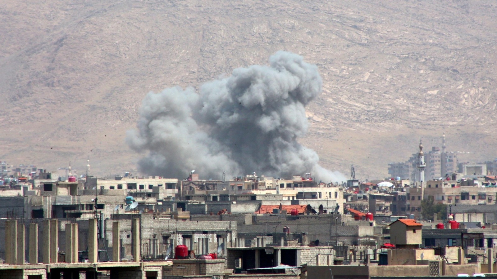 واحدة من الغارات التي استهدفت اليوم الغوطة الشرقية بريف دمشق (غيتي)