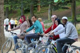 شباب عرب وأتراك يركبون دراجات هوائية في إحدى الحدائق بمدينة بولو التركية
