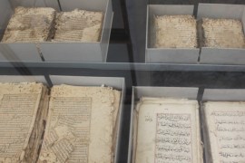 1-مجموعة من المخطوطات قبل ترميمها ويتراوح عمرها بين 400 إلى 1000 عام.