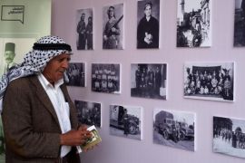 الحاج فخري مناصرة يطلع على صور من أرشيف عائلات فلسطينية عرضها المتحف الفلسطيني في ذكرى النكبة