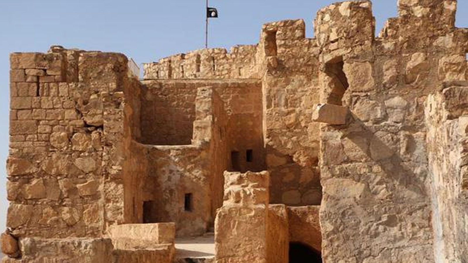 راية تنظيم الدولة فوق قلعة تدمر الأثرية (أسوشيتد برس)