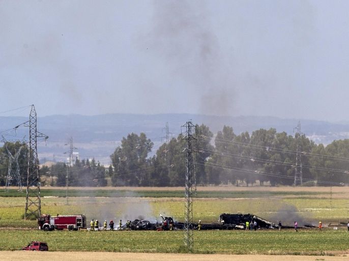 Smokes rises from the wreckage of a plane Airbus A400 which crashed in the San Pablo airport in Seville, sourthern Spain, 9 May 2015. The Airbus A400M military transport plane crashed while performing a test flight, killing crew members on board. Between eight and 10 people were on the plane when it went down shortly after takeoff from an airport in the southern city of Seville, Prime Minister Mariano Rajoy said from the island of Tenerife.
