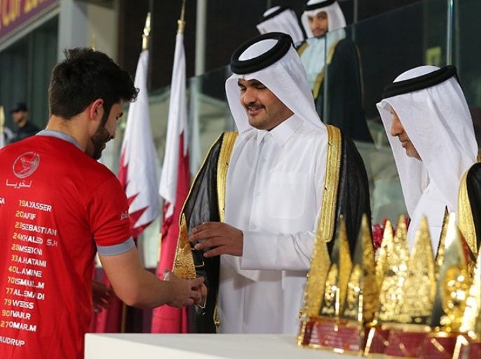 الشيخ جوعان بن حمد آل ثاني يسلم كأس البطولة لفريق لخويا