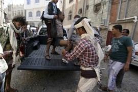 Fighters of the Popular Resistance Committees rush a comrade to a hospital after he was injured during clashes with Houthi fighters in Yemen's southwestern city of Taiz May 17, 2015. REUTERS/Stringer