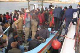 قارب لاجئين سريين لدي وصوله جزيرة لامبيدوزا الإيطالية. الجزيرة نت