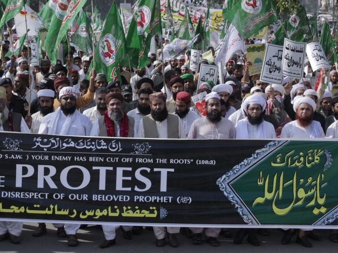 Supporters of Pakistan's religious political party Sunni Tehreek hold banner and party flags during an anti-U.S. rally in Lahore October 17, 2012. About 500 hundred supporters took part in a protest rally on Wednesday against an anti-Islam film made in the U.S. mocking Prophet Mohammad. The placard reads in Urdu "Front for the protection of the honor of the prophet". REUTERS/Mohsin Raza (PAKISTAN - Tags: POLITICS CIVIL UNREST CRIME LAW RELIGION)