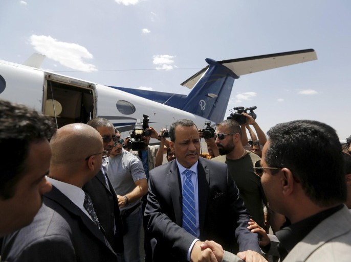 The United Nations envoy to Yemen Ismail Ould Cheikh Ahmed (C) shakes hands with Yemeni officials at Sanaa International Aiport upon his departure May 14, 2015. Relief agencies on Thursday used a five-day humanitarian truce in Yemen to expand aid distribution to some of the millions deprived of food, fuel and medicine by weeks of fighting and air strikes. REUTERS/Khaled Abdullah