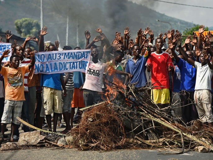 ‪محتجون يرفعون أيديهم أثناء احتجاج على ترشح الرئيس نكورونزيزا قبل شهر‬ محتجون يرفعون أيديهم أثناء احتجاج على ترشح الرئيس نكورونزيزا قبل شهر (الفرنسية)