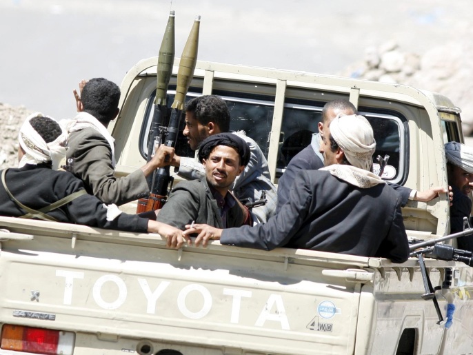 ‪قوات المقاومة الشعبية على متن شاحنة في تعز جنوب اليمن‬ قوات المقاومة الشعبية على متن شاحنة في تعز جنوب اليمن (رويترز-أرشيف)