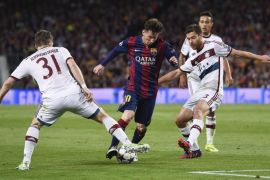 Barcelona's Argentinian forward Lionel Messi (C) vies with Bayern Munich's midfielder Bastian Schweinsteiger (L) and Bayern Munich's Spanish midfielder Xabi Alonso during the UEFA Champions League football match FC Barcelona vs FC Bayern Muenchen at the Camp Nou stadium in Barcelona on May 6, 2015. AFP PHOTO / JOSEP LAGO