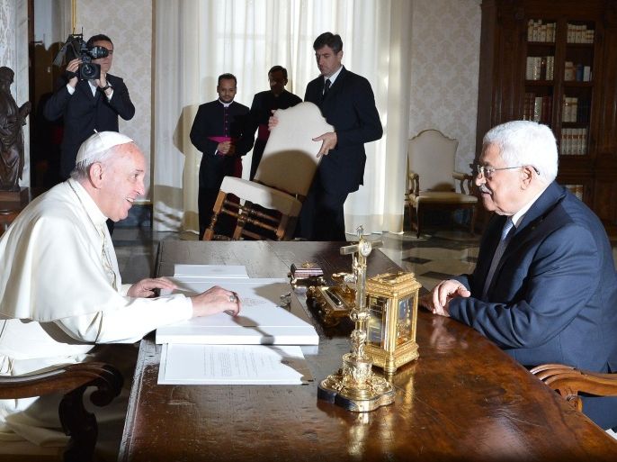 Pope Francis (L) speaks with Palestinian authority President Mahmud Abbas during a private audience on May 16, 2015 in Vatican. AFP PHOTO POOL / ALBERTO PIZZOLI