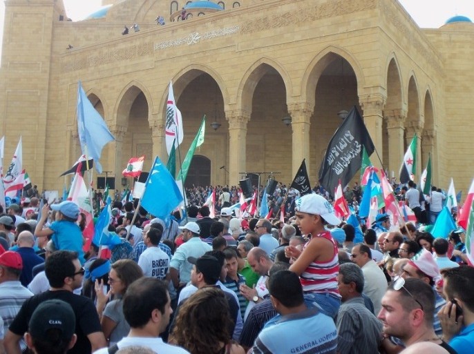 أحد تجمعات قوى 14 آذار في ساحة الشهداء وسط بيروت 2013 ويبرز فيها أعلام الثورة السورية