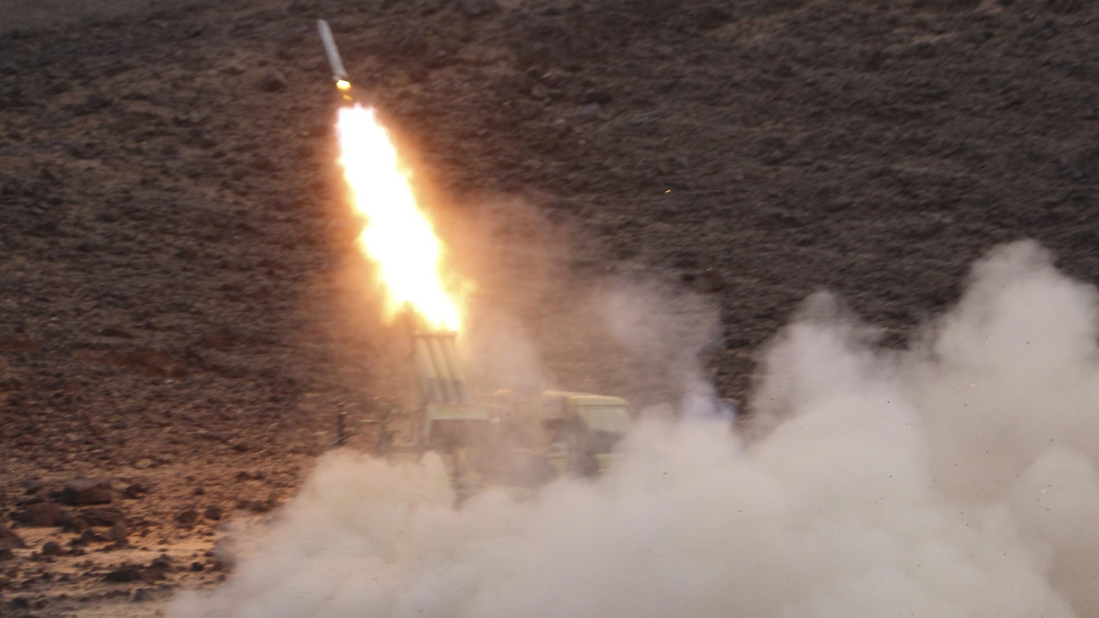 عناصر المقاومة الشعبية تطلق صاروخا في معارك مع الحوثيين صرواح بمحافظة مأرب (غيتي/الفرنسية)