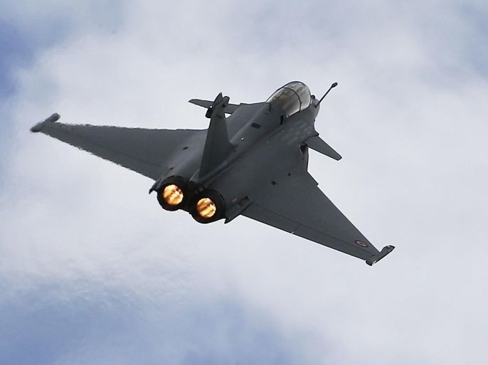 A Rafale fighter jet flies over the factory of French aircraft manufacturer Dassault Aviation in Merignac near Bordeaux, France, in this March 4, 2015 file photo. France has been informed by Qatar that the Gulf Arab state intends to buy 24 Dassault Aviation-built Rafale fighter jets, the French president's office said in a statement on Thursday April 30, 2015. Picture taken March 4, 2015. REUTERS/Regis Duvignau/Files