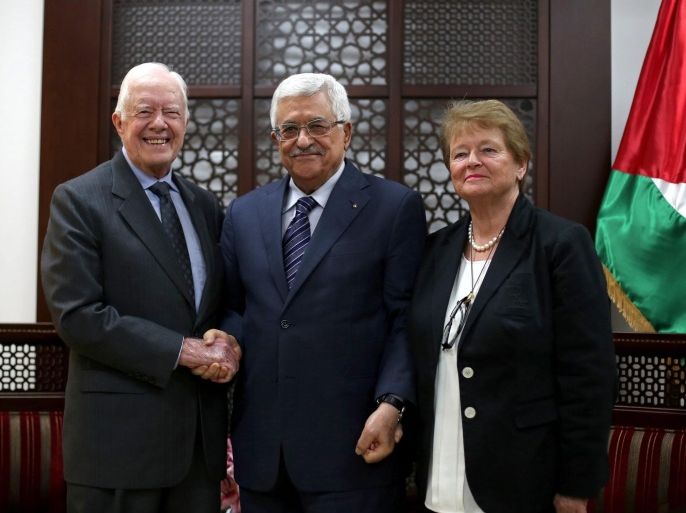 Palestinian leader Mahmud Abbas (C) meets with former US President Jimmy Carter (L) and former Prime Minister of Norway Gro Harlem Brundtland in the West Bank city of Ramallah, 02 May 2015.