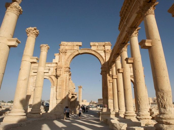 Tourists walk in the historical city of Palmyra, May 13, 2010. Islamic State fighters in Syria have entered the ancient ruins of Palmyra after taking complete control of the central city, but there are no reports so far of any destruction of antiquities, a group monitoring the war said on May 21, 2015. Picture taken May 13, 2010. REUTERS/Mohamed Azakir