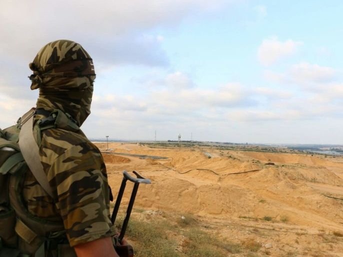 مقاوم من كتائب القسام يقف داخل الموقع العسكري الملاصق للحدود بين قطاع غزة والأراضي المحتلة