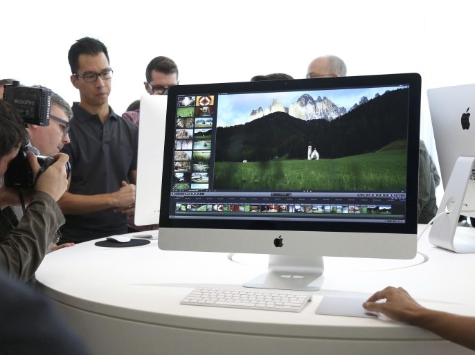A new 27 inch iMac computer is seen follownig a presentation at Apple headquarters in Cupertino, California October 16, 2014. REUTERS/Robert Galbraith (UNITED STATES - Tags: SCIENCE TECHNOLOGY BUSINESS)