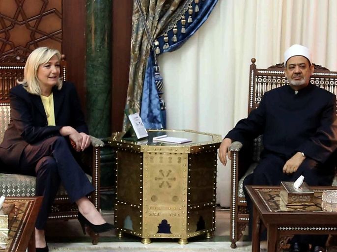 KLD196 - Cairo, -, EGYPT : Egyptian grand Imam of al-Azhar Sheikh Ahmed el-Tayeb (R) meets with the leader of the French far-right Front National party Marine Le Pen (L), in al-Azhar headquarters in Cairo on May 28, 2015. AFP PHOTO / STR