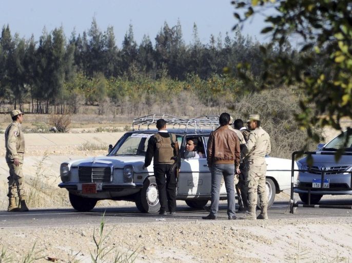 Egyptian security personnel check cars at a checkpoint near the site, where separate attacks on security forces in North Sinai on Thursday killed 30 people, in Arish, North Sinai, Egypt, January 31, 2015. President Abdel Fattah al-Sisi said on Saturday that Egypt faces a long, hard battle against militancy, days after one of the bloodiest attacks on security forces in years. On Thursday night, four separate attacks on security forces in North Sinai were among the worst in the country in years. Islamic State's Egyptian wing, Sinai Province, claimed the killing of at least 30 soldiers and police officers. REUTERS/Stringer (EGYPT - Tags: POLITICS CIVIL UNREST)