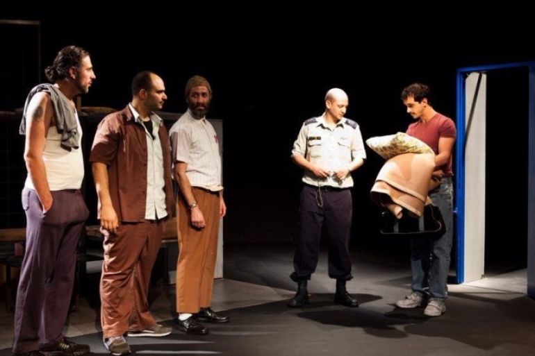 مشهد من مسرحية الزمن الموازي التي يعرضها مسرح الميدان بمدينة حيفا