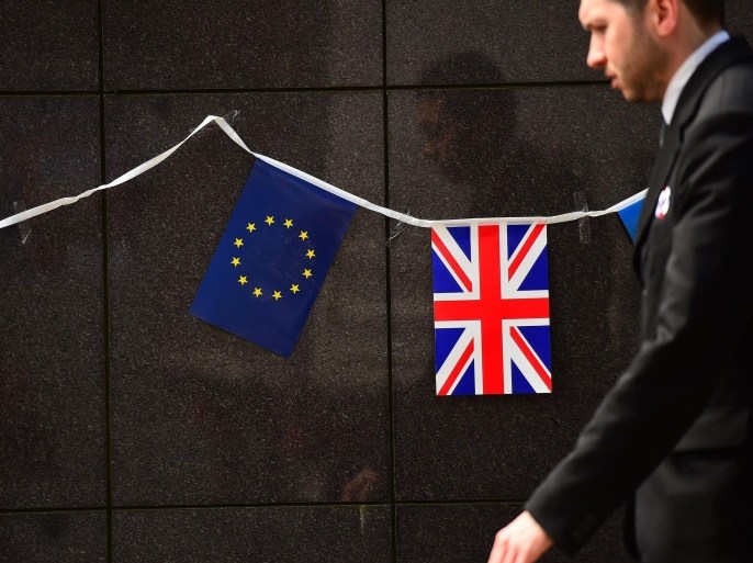 An European flag and a British flag stand next to each others outside the European Commission building, in Brussels, on May 8 2015. British Prime Minister David Cameron's expected new five-year term will put Britain on a course to an EU membership referendum, analysts said. A Cameron-led government would mean Britain presses ahead with holding an in-or-out referendum on EU membership by the end of 2017, as he had vowed. AFP PHOTO / EMMANUEL DUNAND