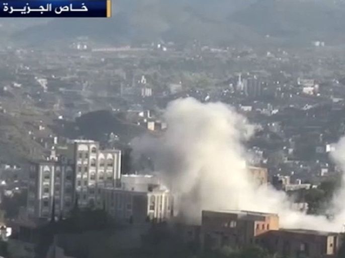 قصف الحوثيين للأحياء السكنية في مدينة تعز اليمنية صباح اليوم الأحد