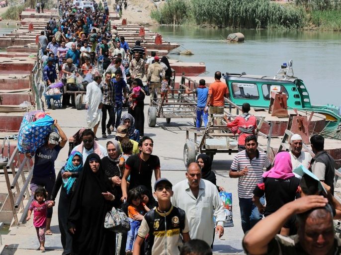 Displaced Iraqis from Ramadi cross the Bzebiz bridge fleeing fighting in Ramadi, 65 km west of Baghdad, Iraq, Wednesday, May 20, 2015. Thousands of displaced people fleeing violence in nearby Anbar province poured into Baghdad province on Wednesday after central government granted them conditional entry, said a provincial official. (AP Photo/Karim Kadim)
