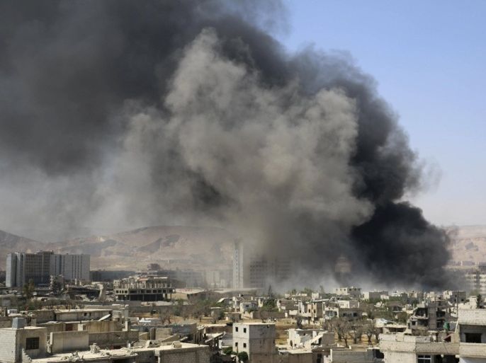Smoke rises after what activists said was due to clashes between Al-Rahman corps and forces loyal to Syria's President Bashar al-Assad in Al-Hajez garages, near the Damascus countryside governorate building on the southern entrance to Erbeen, in the eastern Damascus suburb of Ghouta April 16, 2015. Al-Hajez garages and the area around it is under the control of forces loyal to Syria's president Bashar Al-Assad. REUTERS/Amer Almohibany