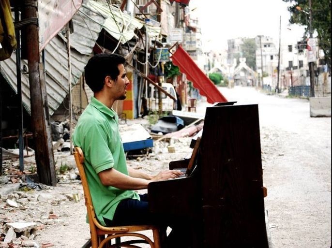 الموسيقي أيهم أحمد يعزف في مخيم اليرموك- من فيلم رسائل من اليرموك